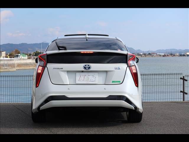 TOYOTA PRIUS 2016