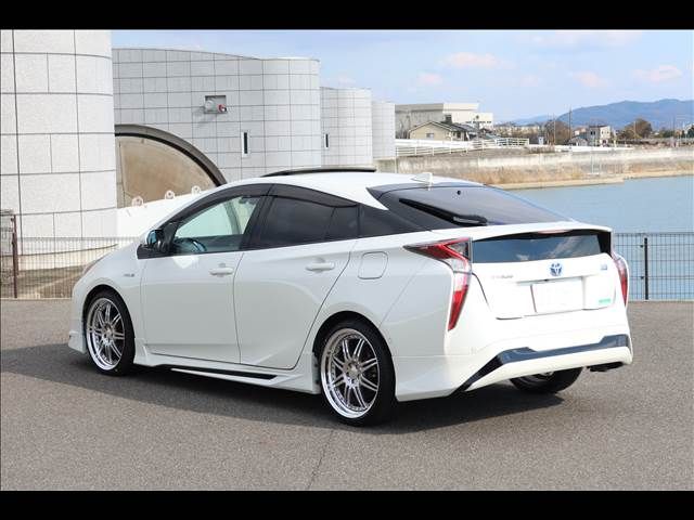 TOYOTA PRIUS 2016