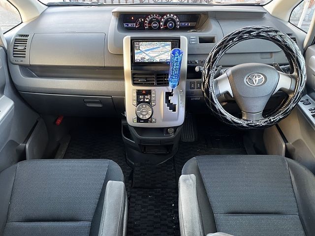 TOYOTA VOXY 2009