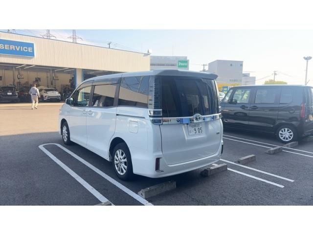 TOYOTA VOXY HYBRID 2019