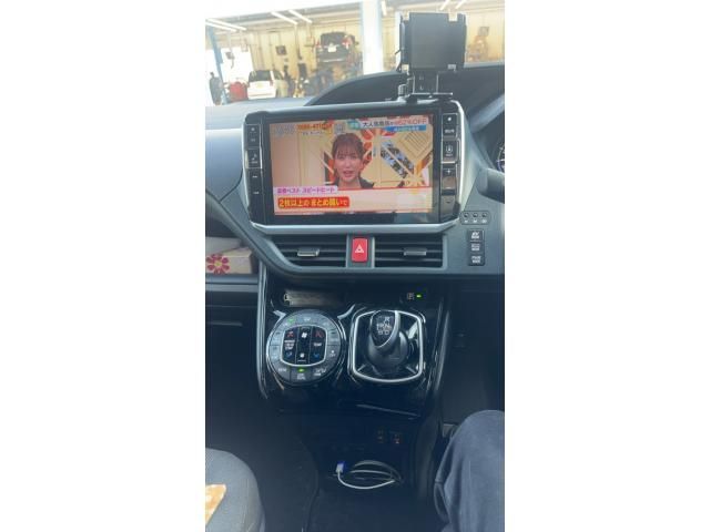 TOYOTA VOXY HYBRID 2019