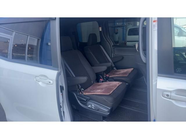 TOYOTA VOXY HYBRID 2019