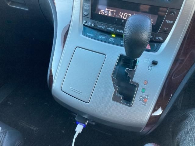 TOYOTA VELLFIRE 2013