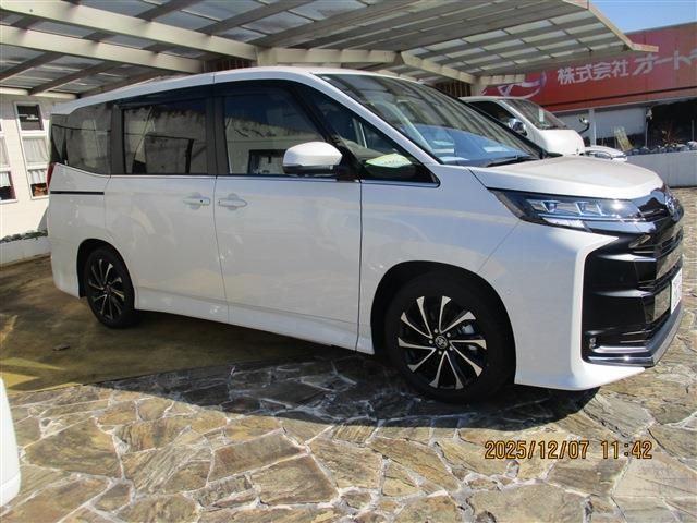 TOYOTA NOAH HYBRID 2025