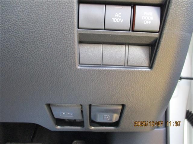 TOYOTA NOAH HYBRID 2025