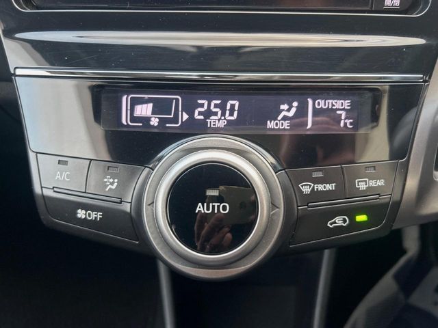 TOYOTA PRIUS Alpha 2016