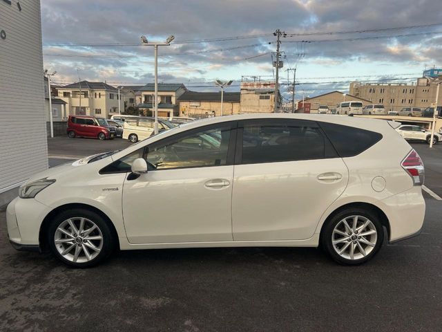 TOYOTA PRIUS Alpha 2016