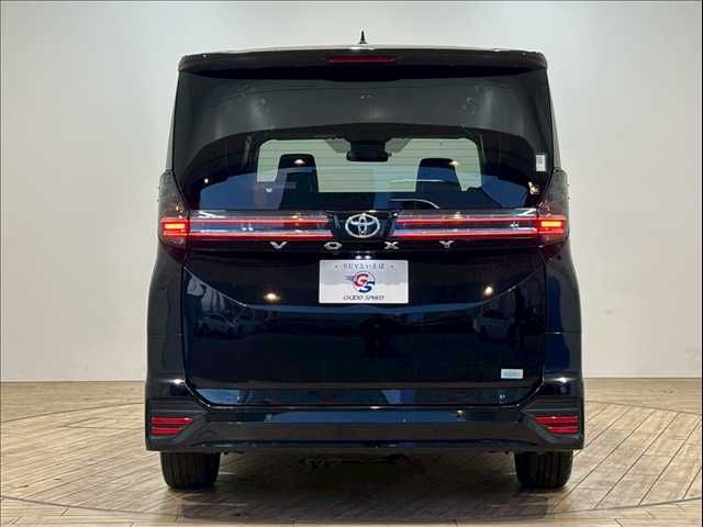 TOYOTA VOXY 2023