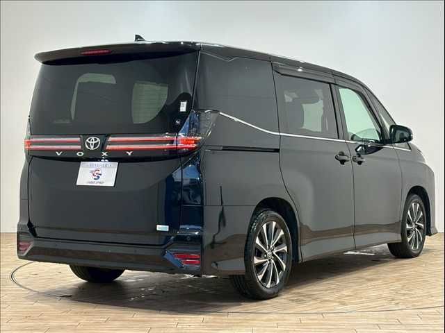 TOYOTA VOXY 2023