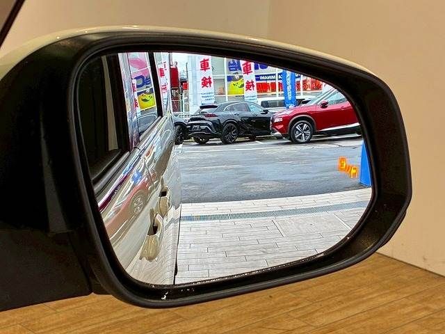 TOYOTA VOXY HYBRID 2022