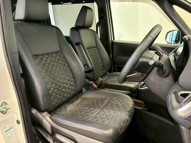 TOYOTA VOXY HYBRID 2022