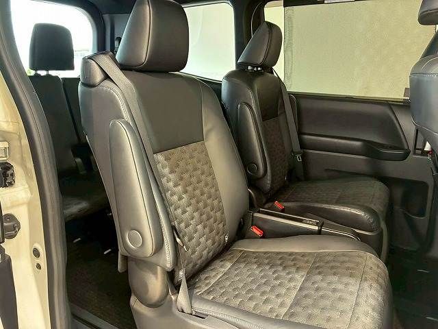 TOYOTA VOXY HYBRID 2022