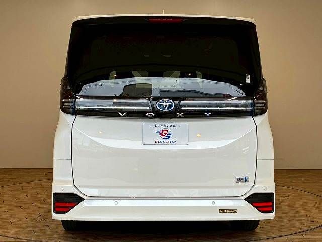 TOYOTA VOXY HYBRID 2022