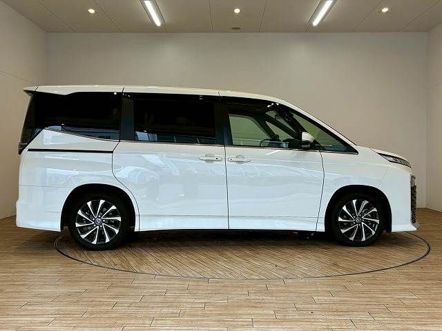 TOYOTA VOXY HYBRID 2022