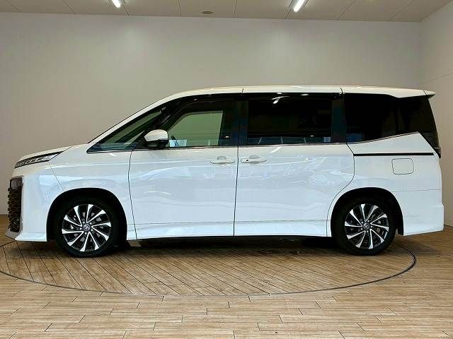 TOYOTA VOXY HYBRID 2022