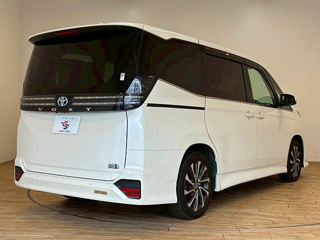 TOYOTA VOXY HYBRID 2022