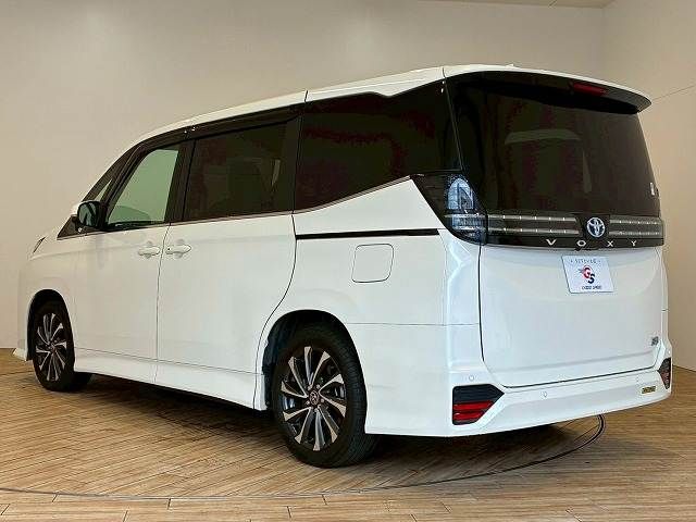 TOYOTA VOXY HYBRID 2022