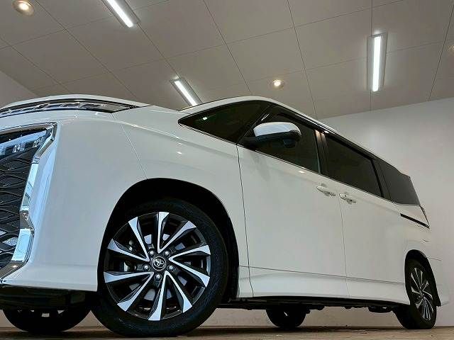 TOYOTA VOXY HYBRID 2022