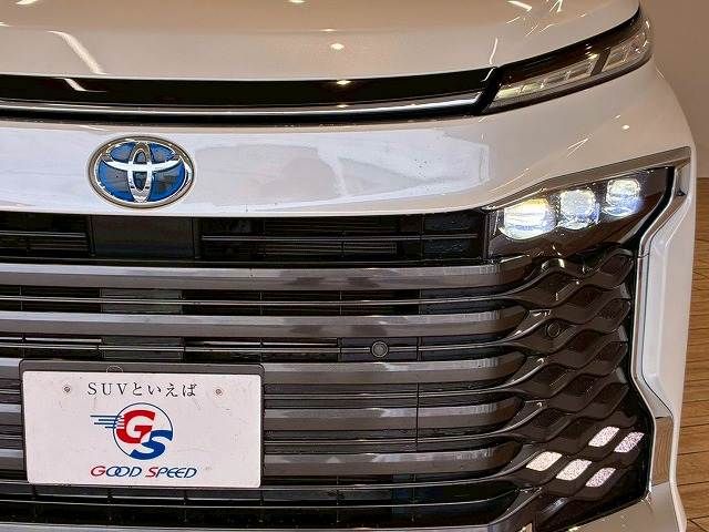 TOYOTA VOXY HYBRID 2022