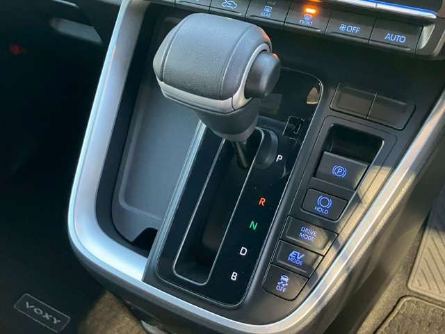 TOYOTA VOXY HYBRID 2022