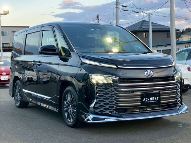 TOYOTA VOXY HYBRID 2022