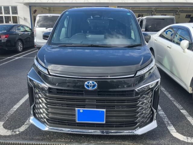 TOYOTA VOXY HYBRID 2022