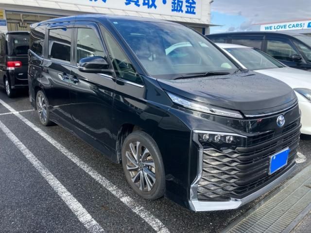 TOYOTA VOXY HYBRID 2022