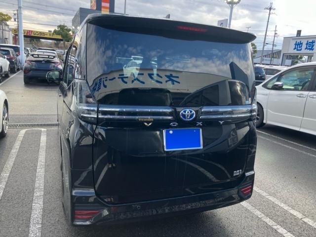 TOYOTA VOXY HYBRID 2022