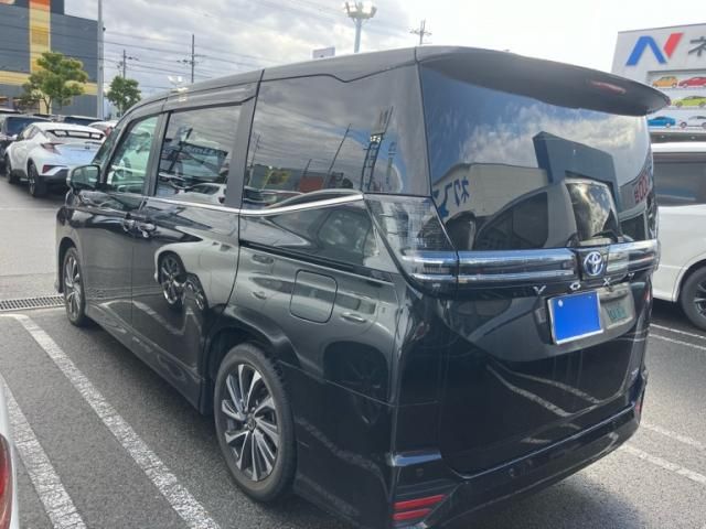 TOYOTA VOXY HYBRID 2022