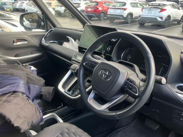 TOYOTA VOXY HYBRID 2022