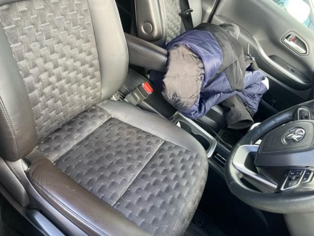 TOYOTA VOXY HYBRID 2022