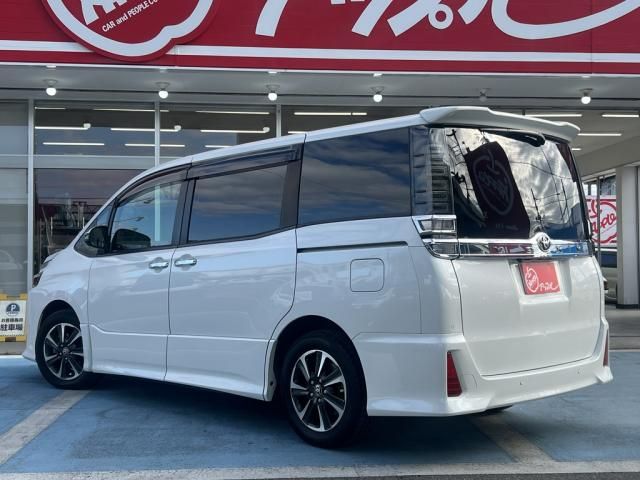 TOYOTA VOXY 2021