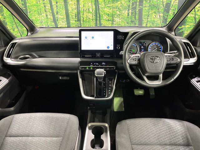 TOYOTA VOXY HYBRID 2023