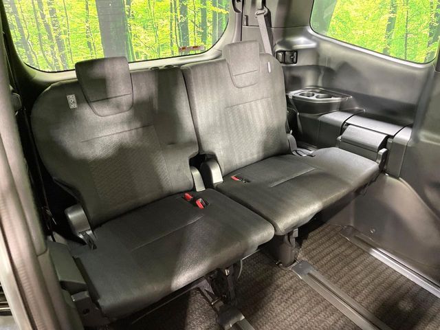 TOYOTA VOXY HYBRID 2023