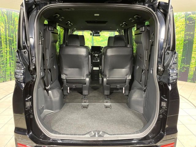 TOYOTA VOXY HYBRID 2023