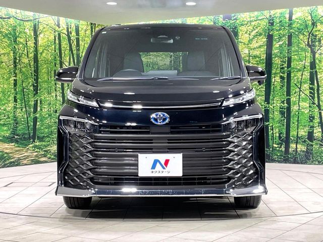 TOYOTA VOXY HYBRID 2023