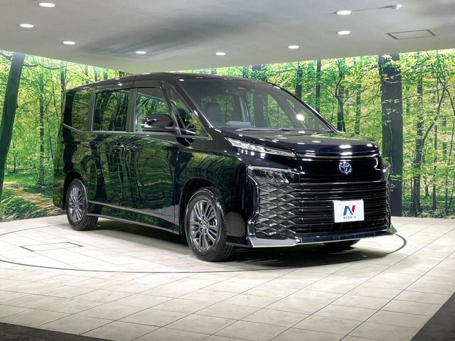TOYOTA VOXY HYBRID 2023