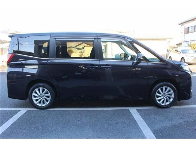 TOYOTA NOAH HYBRID 2022