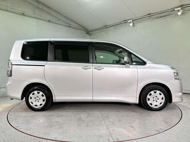 TOYOTA VOXY 2009