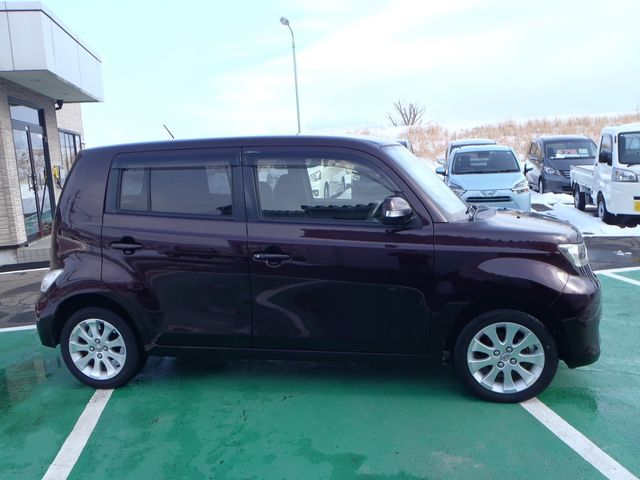 TOYOTA bB 2012