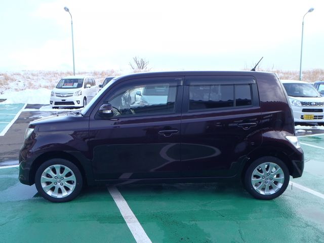 TOYOTA bB 2012