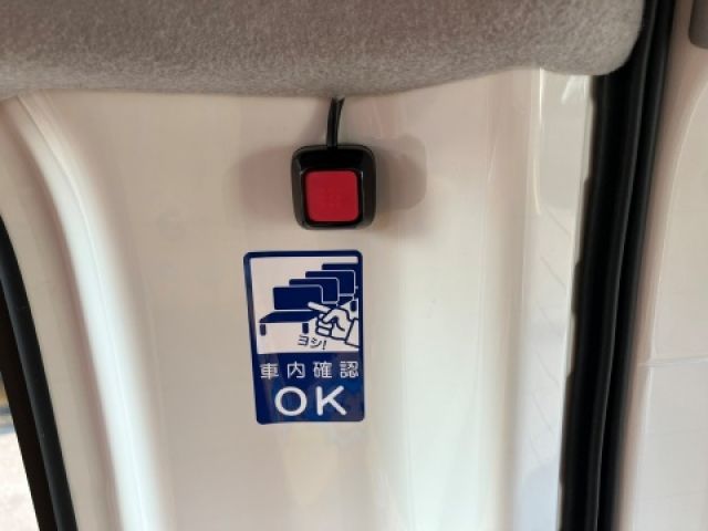 TOYOTA HIACE COMMUTER 2023