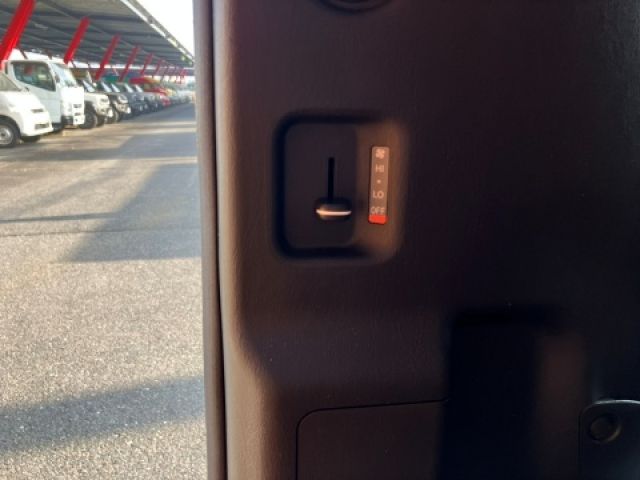 TOYOTA HIACE COMMUTER 2023