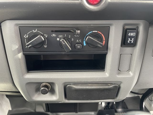 MITSUBISHI MINICAB truck 4WD 2012