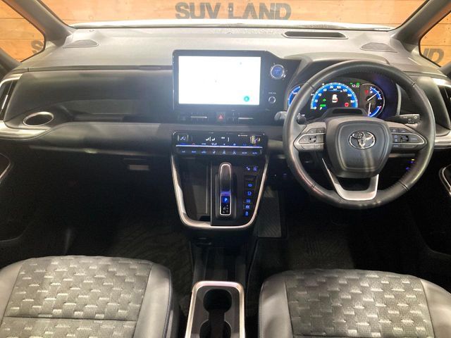 TOYOTA VOXY HYBRID 2023