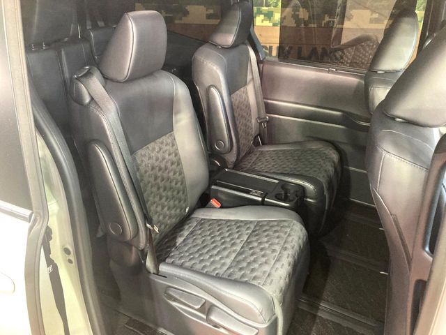 TOYOTA VOXY HYBRID 2023