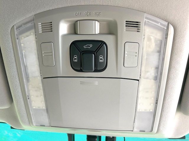 TOYOTA VELLFIRE 2013