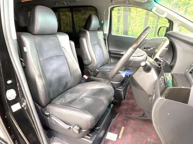 TOYOTA VELLFIRE 2013