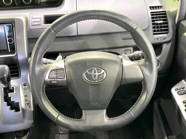 TOYOTA VOXY 2013