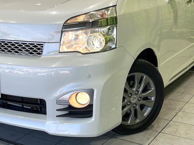 TOYOTA VOXY 2013
